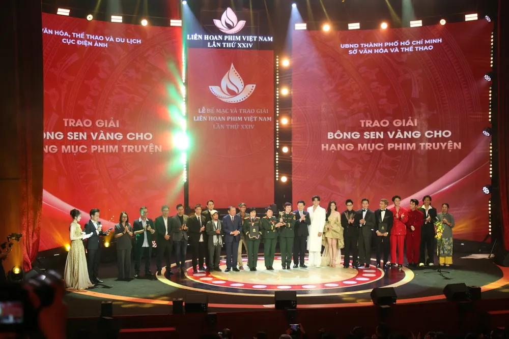 anh bong sen vang mua do 1.jpg