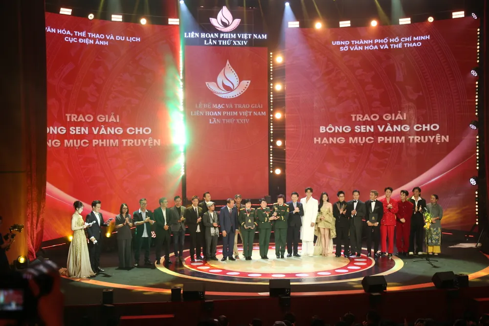 mua do bong sen vang1.jpg