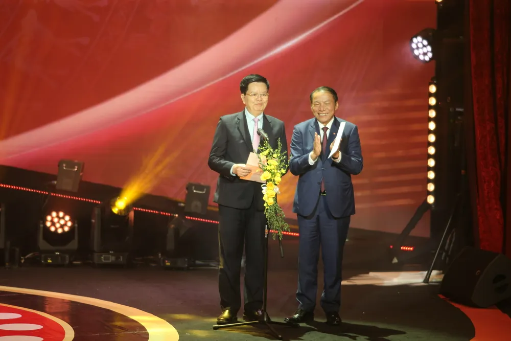 mua do bong sen vang3.jpg