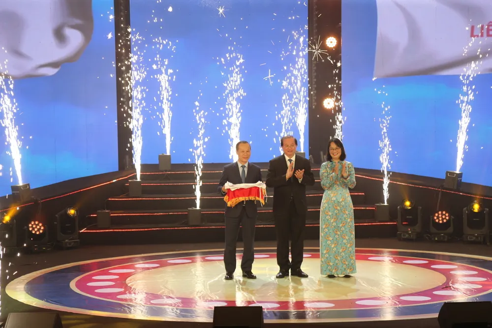 trao co dang cai LHP.jpg