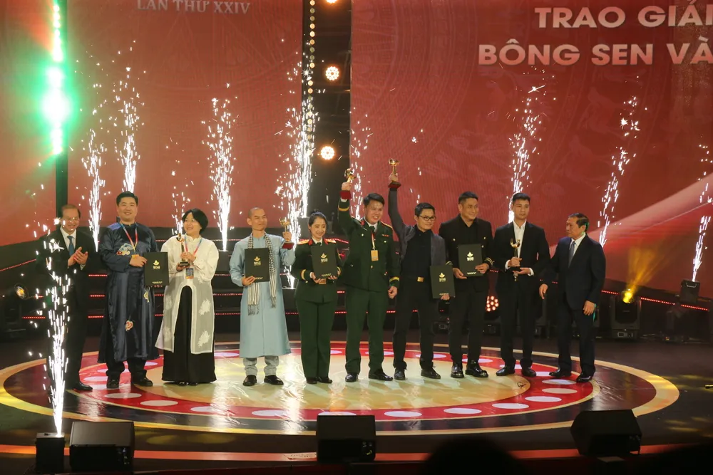 trao giai bong sen vang cac hang muc 1.jpg