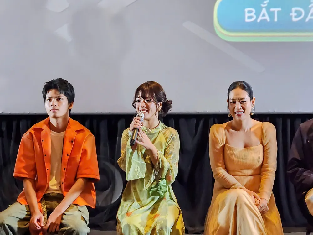 Tran Tu (camisa laranja) e a jovem atriz Hong Khanh. Foto: VAN TUAN The he ky tich (1).jpg