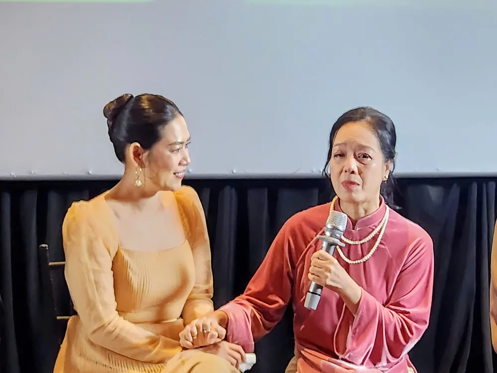 A premiada artista Chieu Xuan não conseguiu conter as lágrimas ao falar sobre o filme. Foto: VAN TUAN The he ky tich (4).jpg
