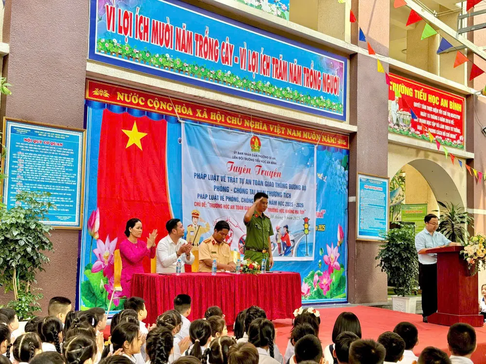 Công an phường Dĩ An và lực lượng CSGT phối hợp tuyên truyền pháp luật trong nhà trường ANH 1.jpg