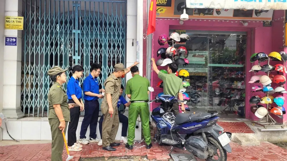 Lực lượng Công an phường Dĩ An phối hợp xử lý các hành vi vi phạm trật tự đô thị, trật tự an toàn giao thông nhằm đảm bảo đường thông, hè thoáng ANH 2.jpg