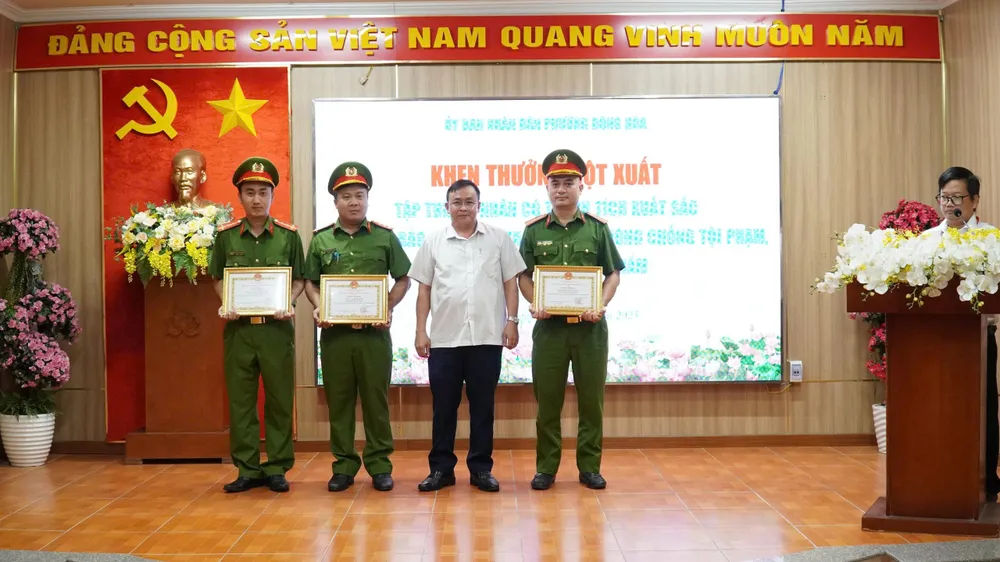 Lãnh đạo phường Đông Hòa khen thưởng các tập thể, cá nhân có thành tích tấn công tội phạm z7068686144406_1e713d24689f6c7910edf6a111d269a5.jpg