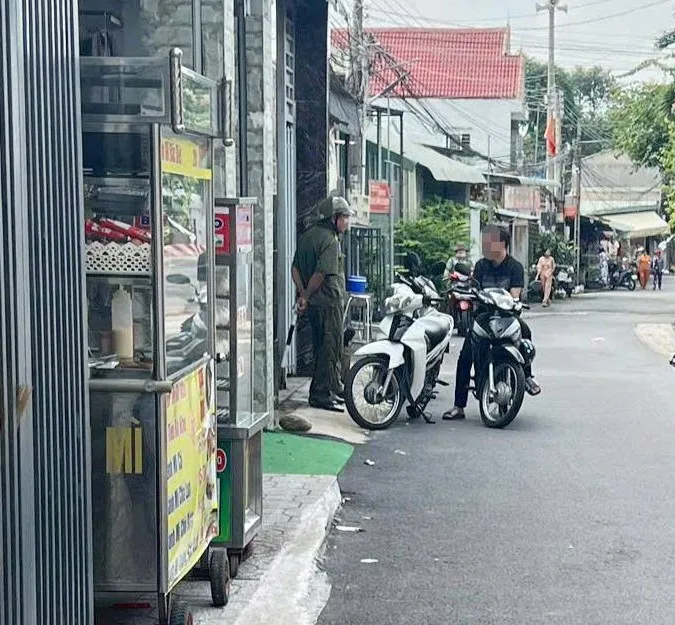 Lực lượng chức năng tại nơi xảy ra vụ việc Điều tra nghi án mẹ sát hại con 3 tháng tuổi.jpg