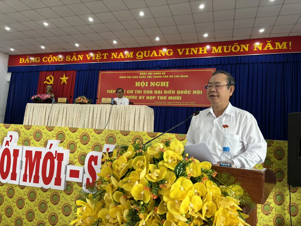 ĐB Nguyễn Văn Dành tại buổi tiếp xúc cử tri ONG danh.jpg