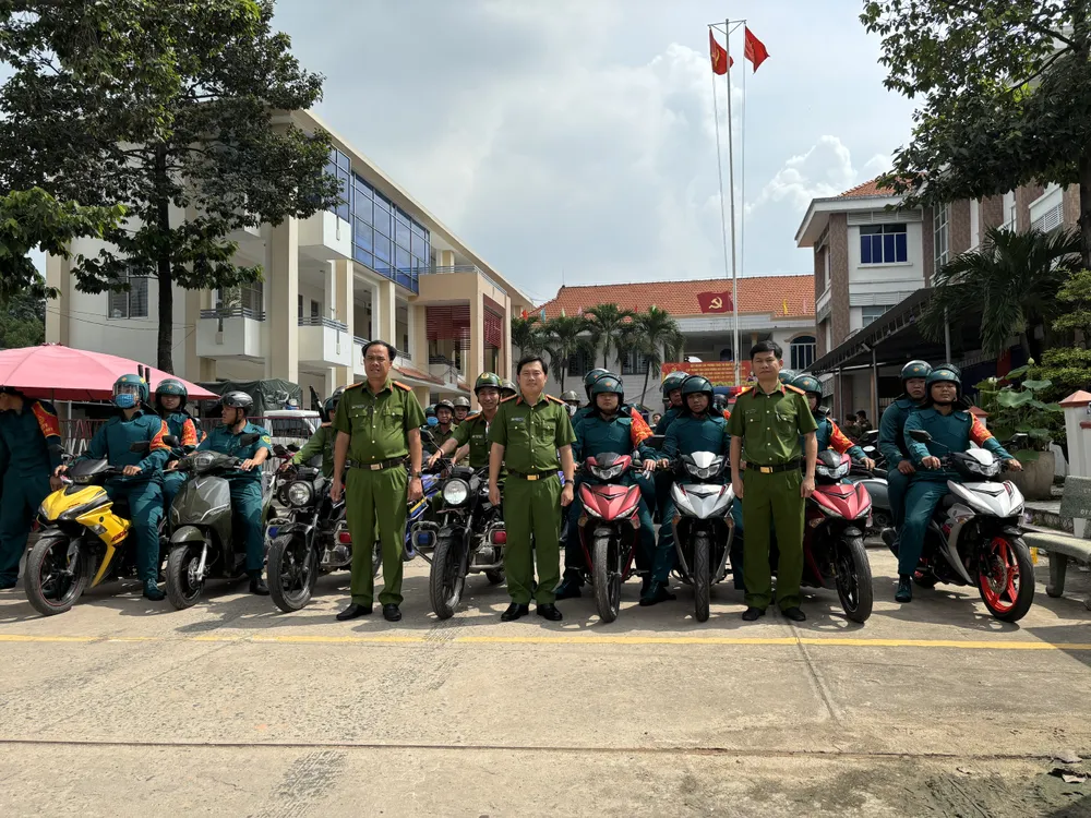 Công an phường Thuận Giao và các lực lượng phối hợp ra quân tuần tra trấn áp tội phạm RA QUÂN.jpg
