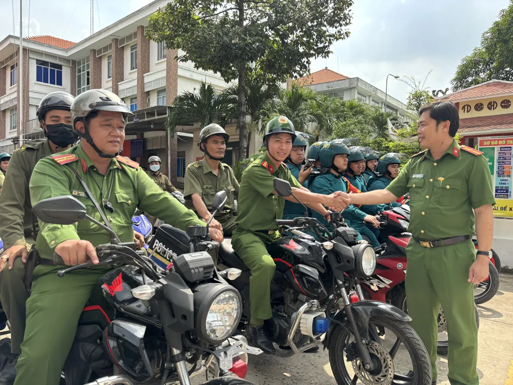 Thiếu tá Lương Minh Cảm, trưởng Công an phường Thuận Giao động viên cán bộ, chiến sĩ lên đường tuần tra, phòng chống tội phạm trên địa bàn THIEU TA CAM.jpg
