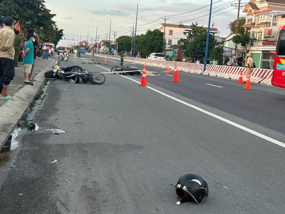 Lực lượng chức năng phong tỏa hiện trường phục vụ công tác điều tra nguyên nhân vụ tai nạn PHONG TOA HIỆN TRƯỜNG.jpg