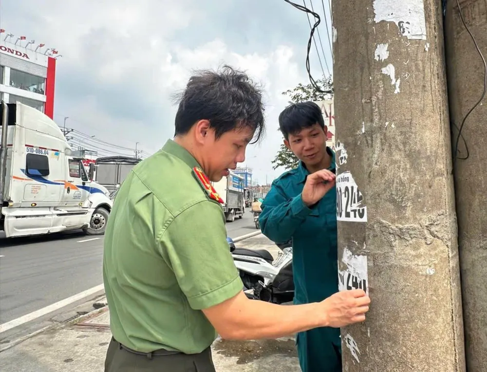 Công an phường An Phú phối hợp xóa quảng cáo rao vặt trên cột điện, góp phần tạo mỹ quan đô thị cho địa phương AN PHÚ XÓA QUẢNG CÁO.jpg