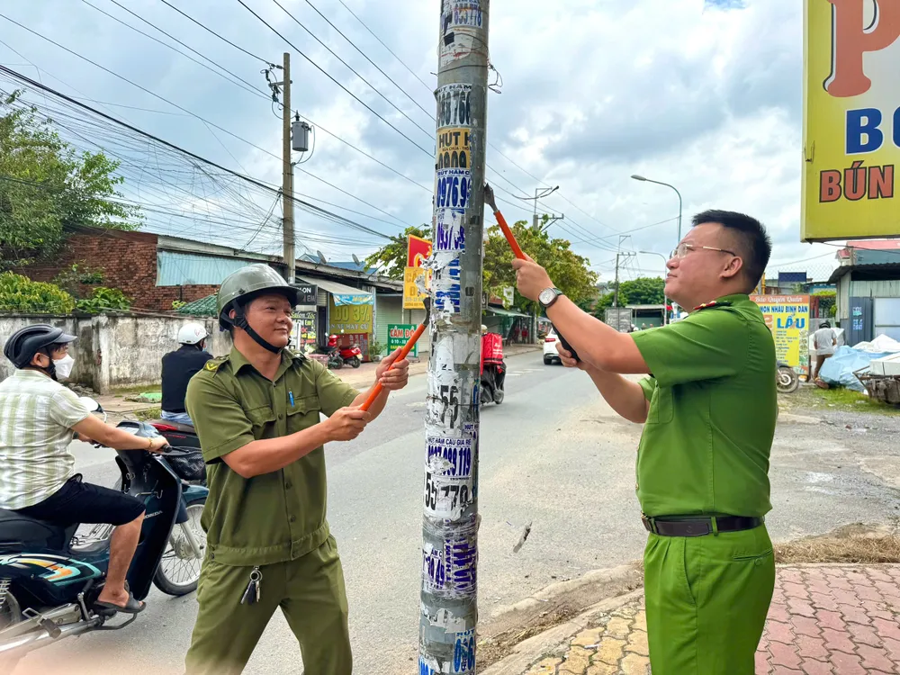 Công an phường Thuận Giao phối hợp xóa quảng cáo tín dụng đen dán trên cột điện TG 6-10 OK .jpg