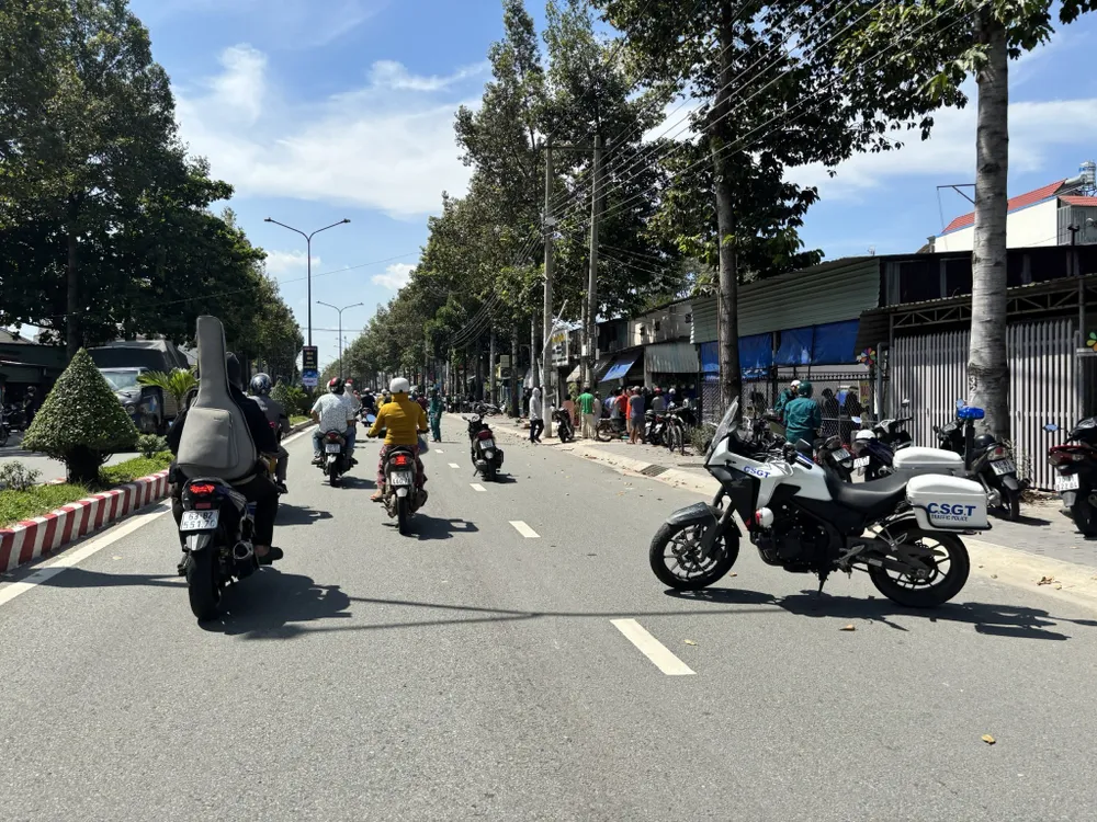Lực lượng chức năng phân luồng giao thông qua khu vực xảy ra tai nạn TNGT NGÀY 6-10.jpg