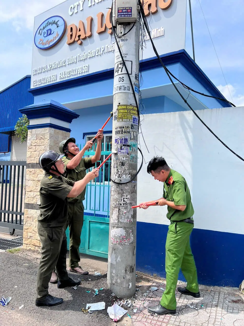 Mỗi đợt ra quân, Công an phường Thuận Giao xử lý hàng trăm nội dung quảng cáo rao vặt dán trên cột điện XOA QUẢNG CÁO.jpg