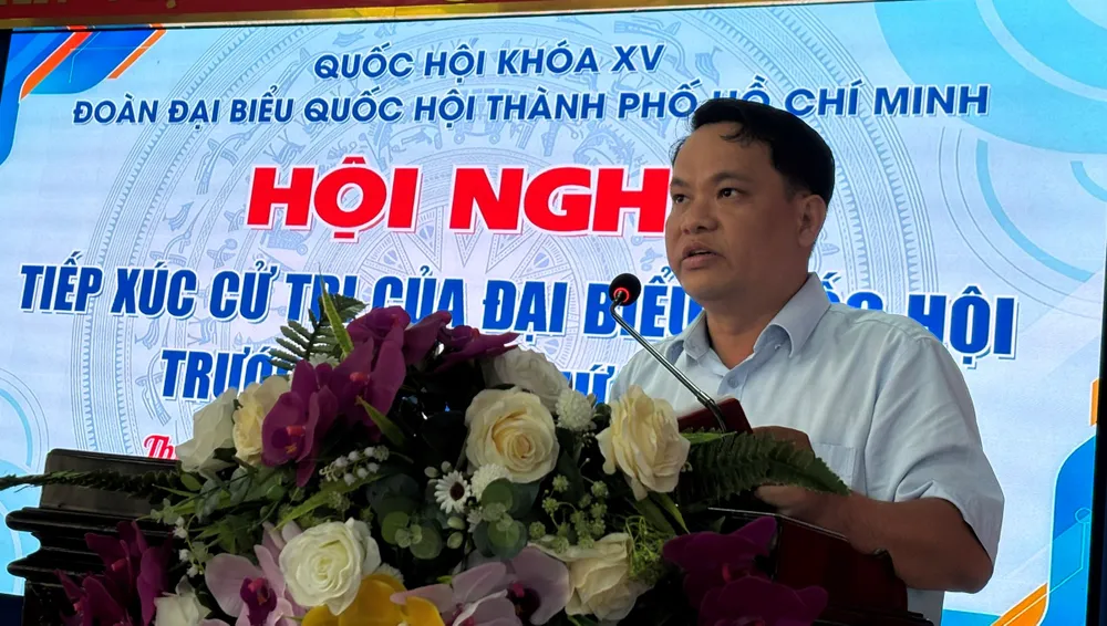 Phó Chủ tịch UBND phường Thuận Giao Thái Hoàng Quốc Dũng trả lời ý kiến của cử tri ÔNG DŨNG.jpg