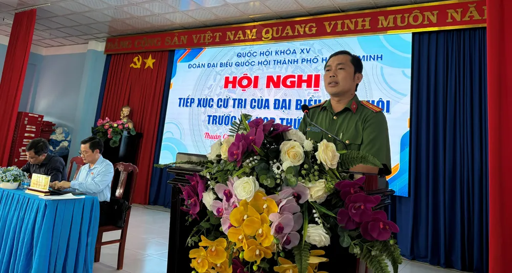 Thiếu tá Lương Minh Cảm, Trưởng Công an phường Thuận Giao trả lời ý kiến của cử tri THIẾU TÁ CẢM.jpg