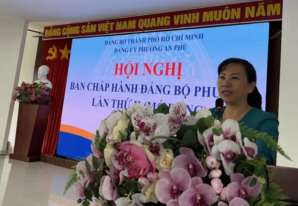 Bà Nguyễn Thị Hiền, Bí thư Đảng ủy, Chủ tịch HĐND phường An Phú phát biểu tại hội nghị BÀ HIỀN.jpg