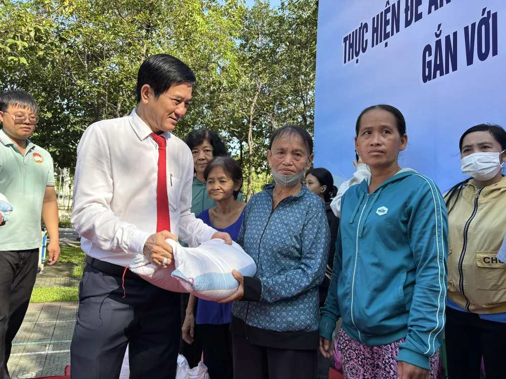 Đồng chí Võ Văn Hồng, Bí thư Đảng ủy, Chủ tịch HĐND phường Dĩ An, trao quà cho các thành viên Tổ tự quản mô hình “Hạt gạo trao đi - Xanh đẹp phố phường” z7097197744812_13bae844f3c26062689617c75d85690a.jpg
