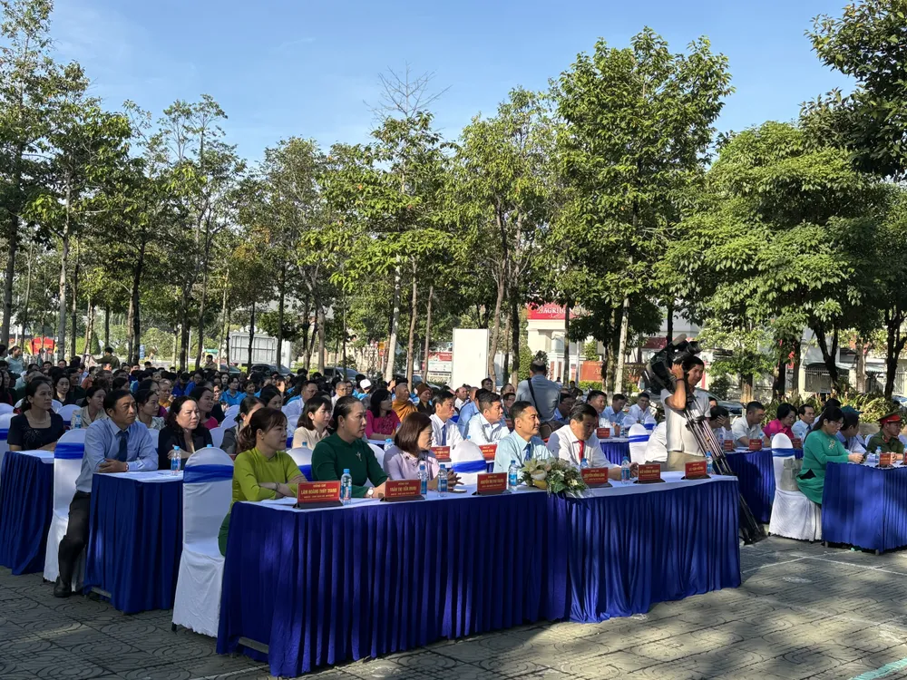 Đông đảo người dân tham gia ra mắt mô hình vào sáng 9-10 z7097203582805_fa44fba02080d8270881fd6296203d30.jpg