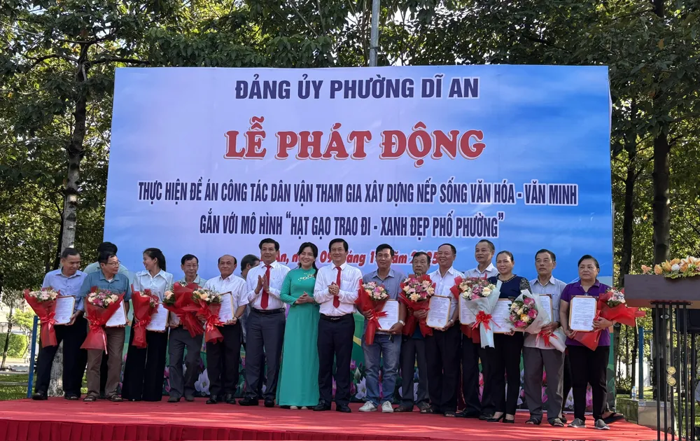 Lãnh đạo địa phương trao quyết định thành lập các Tổ tự quản mô hình “Hạt gạo trao đi - Xanh đẹp phố phường” z7097207365553_a03ea25c6591c7f78590b397069ea525.jpg