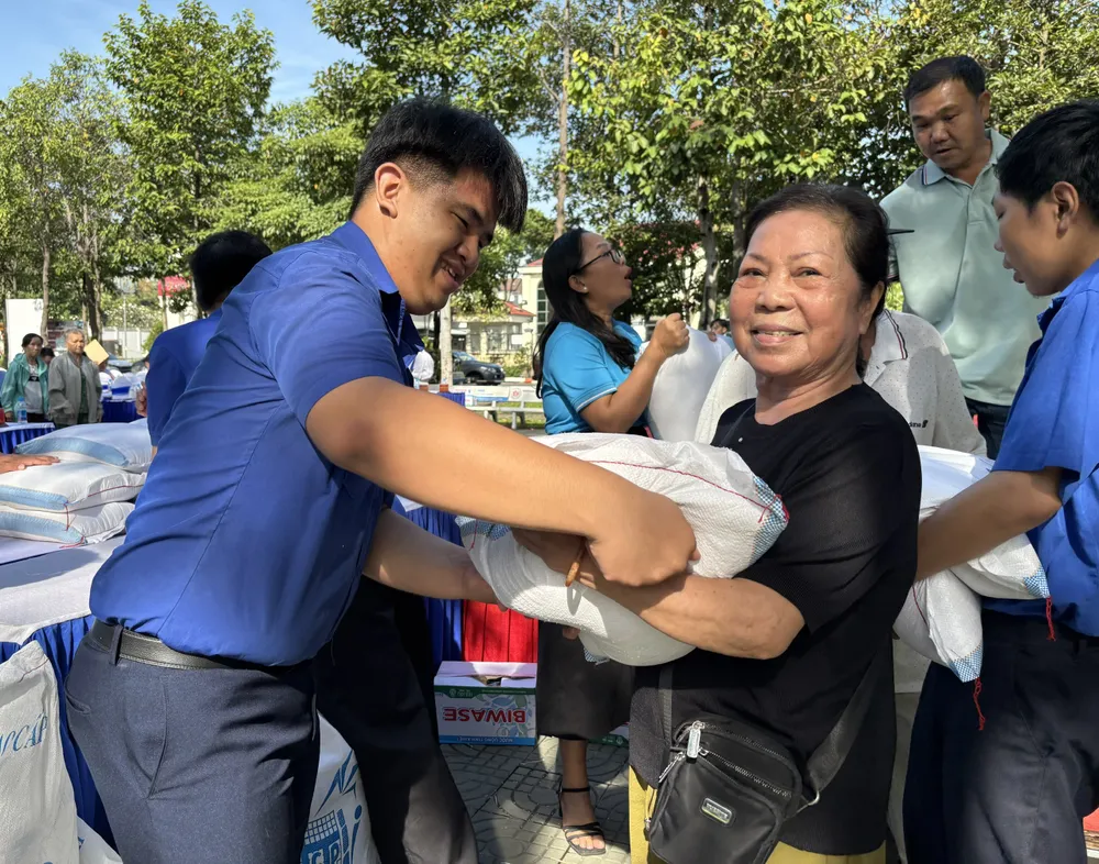 Người dân phấn khởi khi tham gia mô hình và được nhận quà z7097210151080_efc3884594c8ba5d9e272eedaf57fa40.jpg