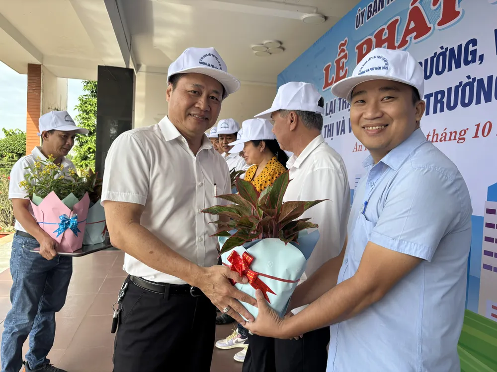 Ông Nguyễn Hữu Châu, Chủ tịch UBND phường An Phú, tặng cây xanh cho đại diện các đoàn thể, góp phần tạo mảng xanh chu tich CHAU.jpg