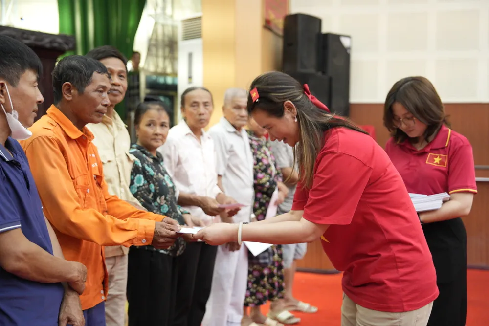 សហជីពនៃក្រុមហ៊ុនបច្ចេកវិទ្យាទ្វារ អ៊ីតាលី-អាស៊ី លីមីតធីត បានសម្របសម្រួលផ្តល់អំណោយដល់គ្រួសារនៅឃុំណងកុង ដែលរងផលប៉ះពាល់ដោយខ្យល់ព្យុះលេខ១០ (ប៊ូឡូយ)។ trao hỗ trợ người dân xã NÔNG CỐNG (10-1).jpg
