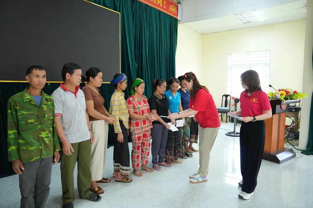 អំណោយរាប់រយត្រូវបានផ្តល់ជូនប្រជាពលរដ្ឋដែលរងគ្រោះដោយខ្យល់ព្យុះ និងទឹកជំនន់ ជួយពួកគេឱ្យជម្នះការលំបាក។ trao quà NÔNG CỐNG.jpg