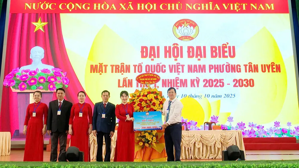 Đại diện Ủy ban MTTQ Việt Nam TPHCM trao 200 triệu đồng cho Ủy ban MTTQ Việt Nam phường Tân Uyên để thực hiện công tác an sinh xã hội trên địa bàn ỦNG HỘ (10-10).jpg