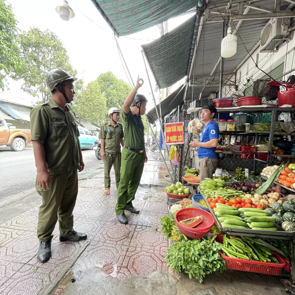 Lực lượng chức năng phường An Phú vận động hộ buôn bán trên đường Thuận An Hoà không lấn chiếm vỉa hè, tháo dỡ các phần cơi nới VAN DONG THAO DO.jpg