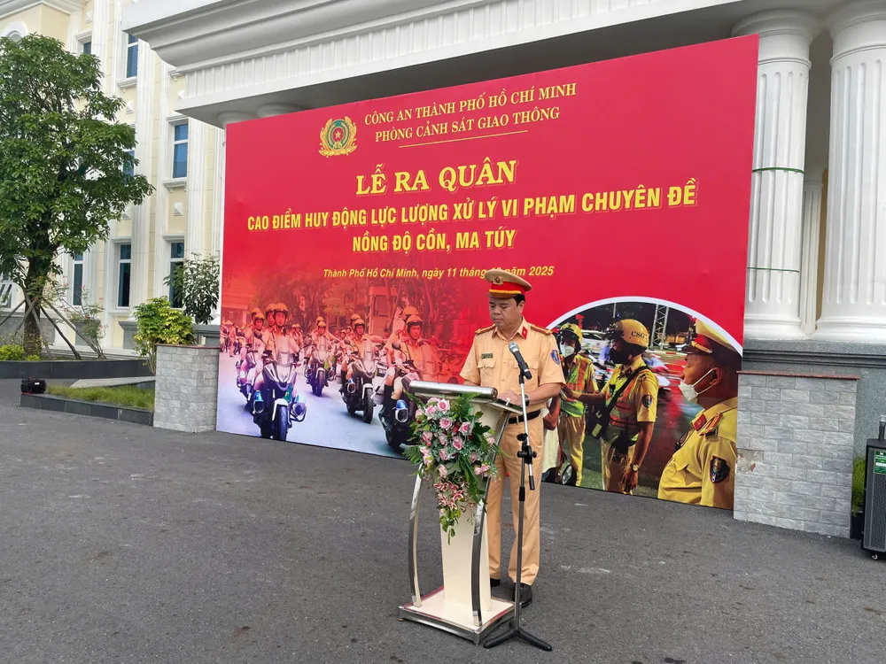 Thượng tá Phạm Quang Trưởng, Phó Trưởng Phòng CSGT Công an TPHCM phát biểu tại lễ ra quân thuong tá trưởng (11-10).jpg