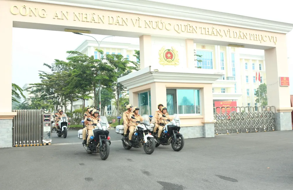 Các tổ, đội triển khai tuần tra xử lý vi phạm trong giờ cao điểm RA QÂN XỬ PHẠT VI PHẠM (12-10).jpg