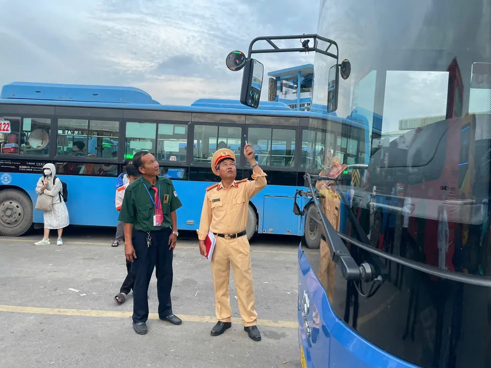 En buss har installerats med en konvex spegel framför fordonet. z7102562334969_eb0fbfd055631d04cfa1d3a7ed7488c9.jpg
