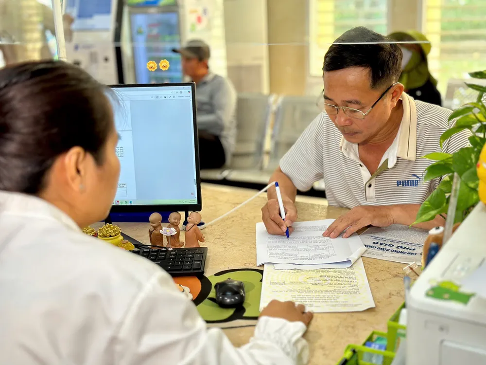 Người dân làm thủ tục hành chính tại Trung tâm Phục vụ hành chính công xã Phú Giáo IMG_4314.jpeg