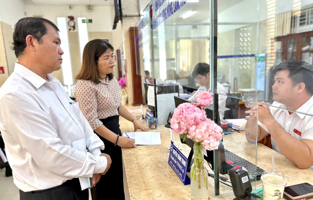 Đoàn giám sát ghi nhận công tác tiếp nhận, xử lý hồ sơ tại Trung tâm phục vụ hành chính công xã Phú Giáo vào sáng 13-10 IMG_4315.jpeg