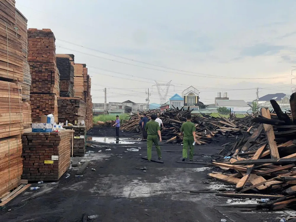 Lực lượng chức năng khám nghiệm hiện trường vụ cháy CHAY XUONG VIEN NEN.jpg