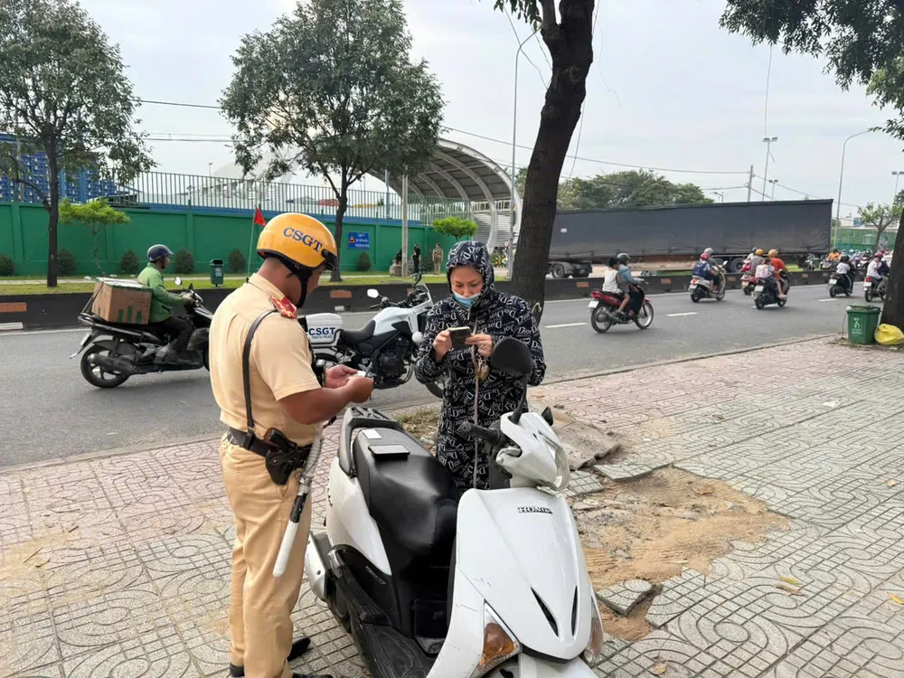 CSGT xử lý một trường hợp chạy xe lên vỉa hè LOE XE VỈA HÈ.jpg