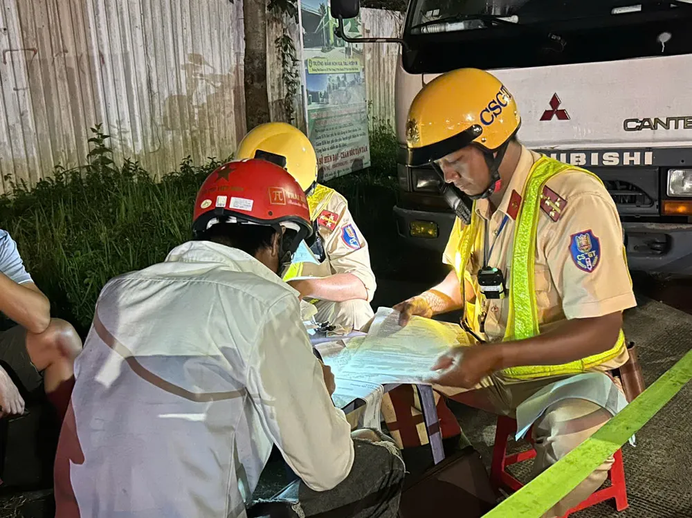 Lực lượng CSGT lập biên bản xử lý một trường hợp vi phạm trong đợt cao điểm z7110916103492_a912ee85a404222184453f31e08226ca.jpg