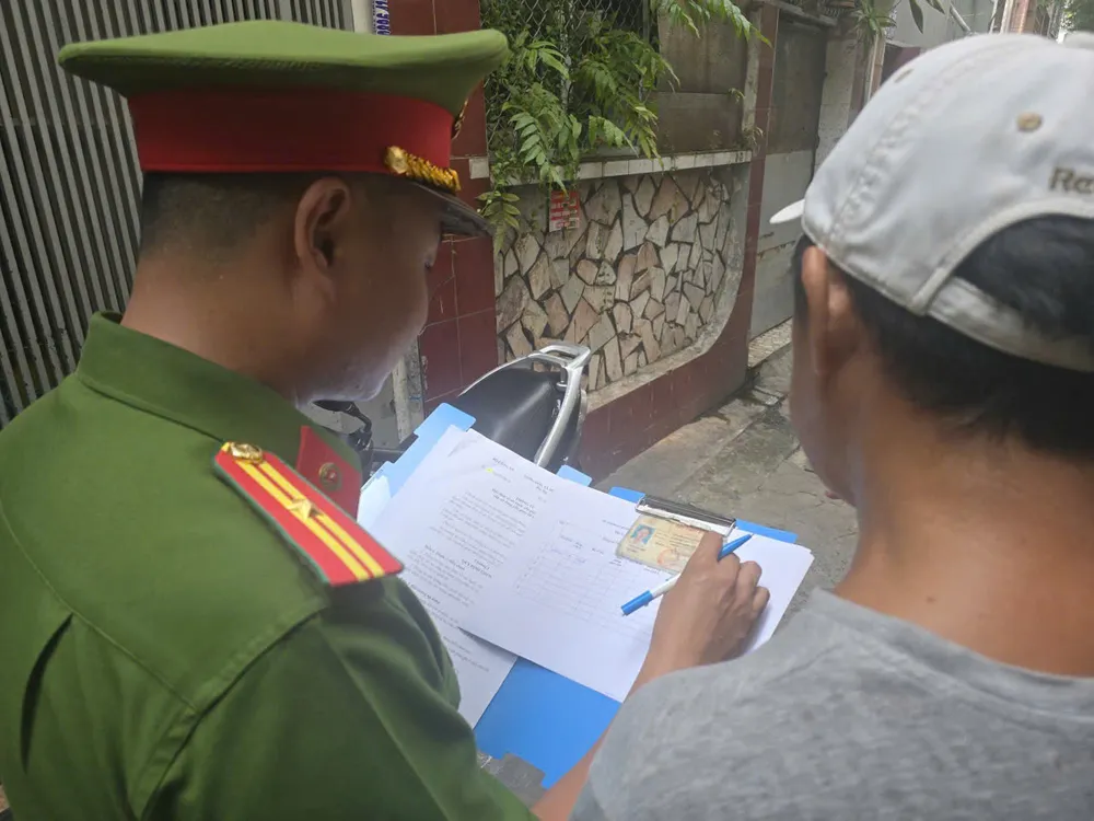 Công an xã đến các hộ dân rà soát, lập danh sách GPLX của các hộ dân chưa được cập nhật. Ảnh: CACC z7119068555156_a9eb43837176389a0083f5741ecac97c.jpg