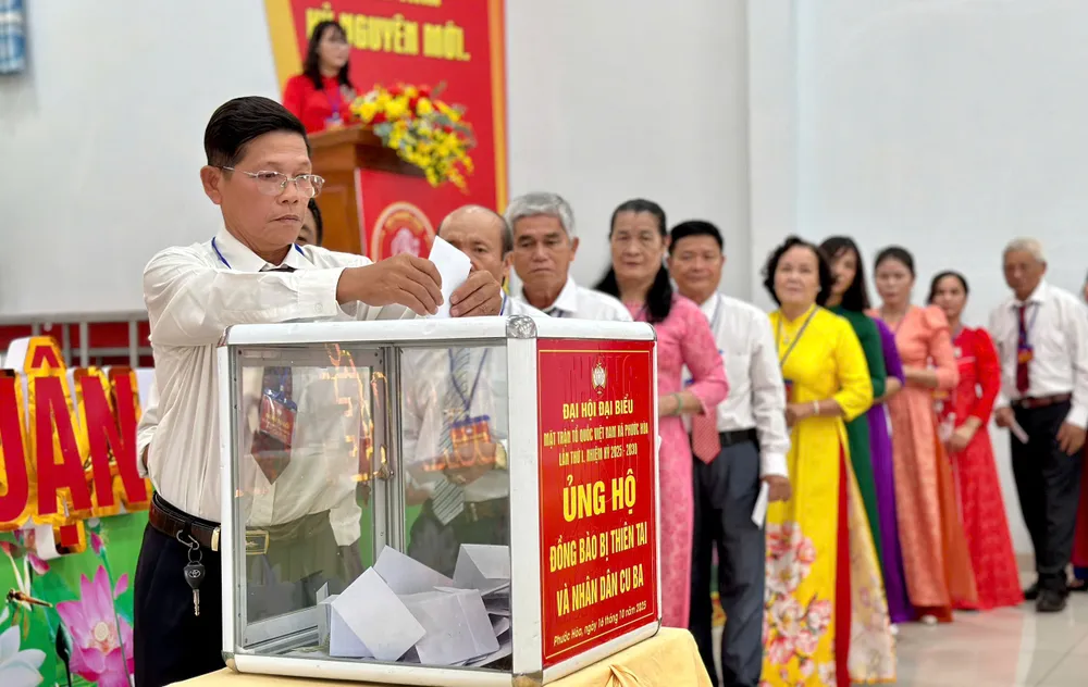 Các đại biểu ủng hộ đồng bào bị thiên tai và nhân dân Cu Ba DÓNG GÓP.jpg