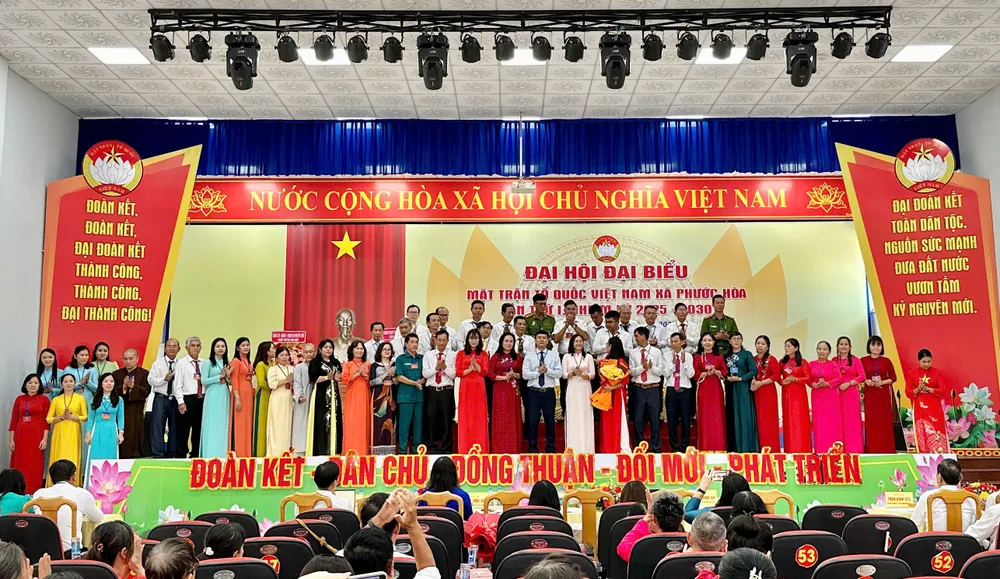Đại hội đã hiệp thương cử ra Ủy ban MTTQ Việt Nam xã Phước Hòa khóa I, gồm 54 đại biểu MTTQ VN XÃ PHƯỚC HÒA.jpg