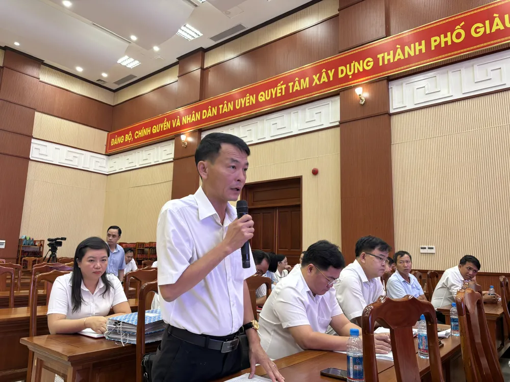 Ein Vertreter des Volkskomitees des Bezirks Tan Khanh gab dem Untersuchungsteam des Rechtsausschusses des Volksrats von Ho-Chi-Minh-Stadt eine Empfehlung ab. PHUONG TAN KHANH.jpg