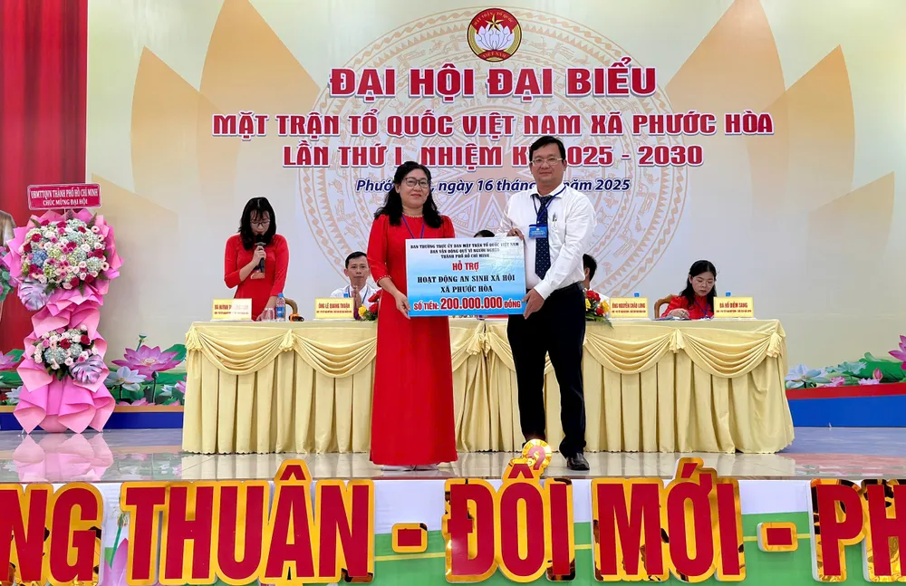 Đại diện Ủy ban MTTQ Việt Nam TPHCM trao 200 triệu đồng cho Ủy ban MTTQ Việt Nam xã Phước Hòa để thực hiện công tác an sinh xã hội trên địa bàn TRAO HỖ TRỢ.jpg