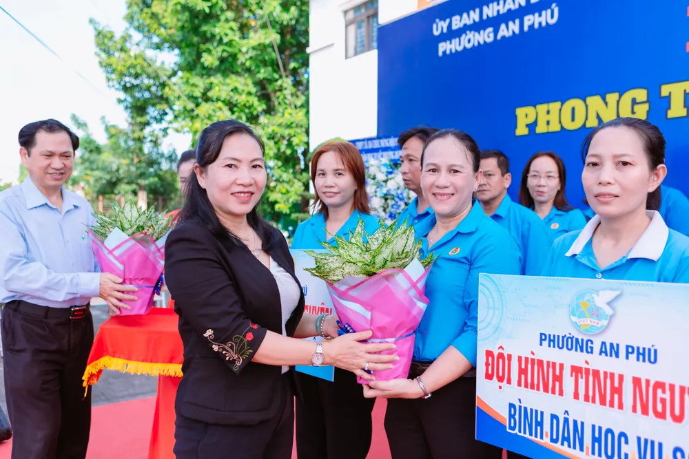 Lãnh đạo phường An Phú tặng hoa cho đại diện Đội hình tình nguyện “Bình dân học vụ số” TCRP3789.JPG