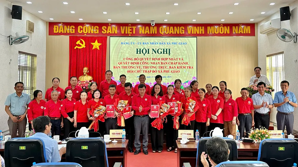 Ông Vũ Văn Hùng, Phó Chủ tịch Hội Chữ thập đỏ TPHCM cùng lãnh đạo địa phương trao quyết định thành lập Hội Chữ thập đỏ xã Phú Giáo Ảnh 6 (21-10).jpg