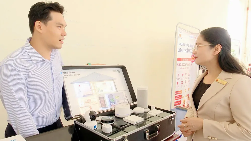 Đại biểu tham quan gian hàng tại sự kiện hưởng ứng “Ngày hội Chuyển đổi số quốc gia” do phường Tân Uyên tổ chức ĐẠI BIỂU THAM QUAN.jpg