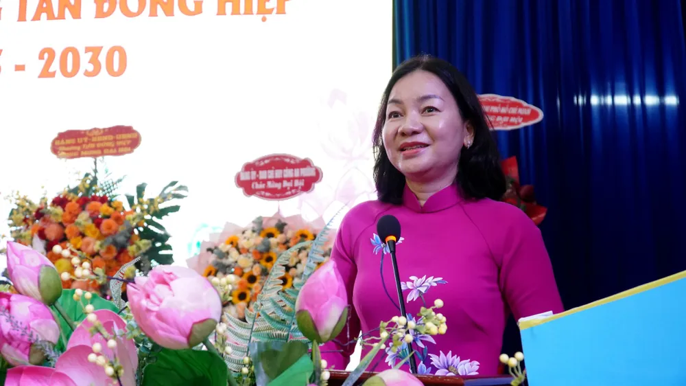 Đồng chí Trương Thị Bích Hạnh, Ủy viên Ban Thường vụ Thành ủy, Phó Chủ tịch Thường trực Ủy ban MTTQ Việt Nam TPHCM phát biểu tại đại hội ĐỒNG CHÍ HẠNH PHÁT BIỂU (21-10).jpg
