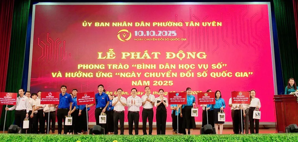 Các tổ bình dân học vụ số của phường Tân Uyên ra mắt LẾ PHÁT ĐỘNG TÂN UYÊN 21-10.jpg