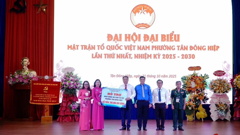 Đại diện Ủy ban MTTQ Việt Nam TPHCM hỗ trợ Quỹ "Vì người nghèo" của phường Tân Đông Hiệp 200 triệu đồng TRAO HỖ TRỢ.jpg